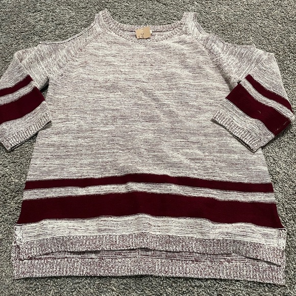 Hem & Thread Women’s Medium Shoulder cut out Burgundy cotton sweater Medium NWT - Picture 1 of 4